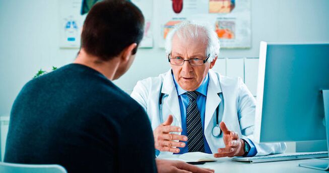 Pinapayuhan ng isang doktor ang isang lalaki tungkol sa mga gamot na nagpapahusay ng potency