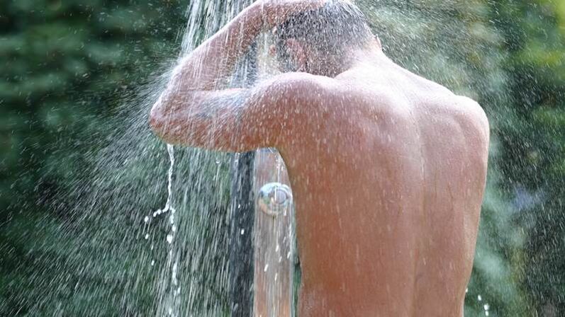 Ang isang contrast shower ay tumutulong sa isang lalaki na magsaya at nagpapataas ng potency